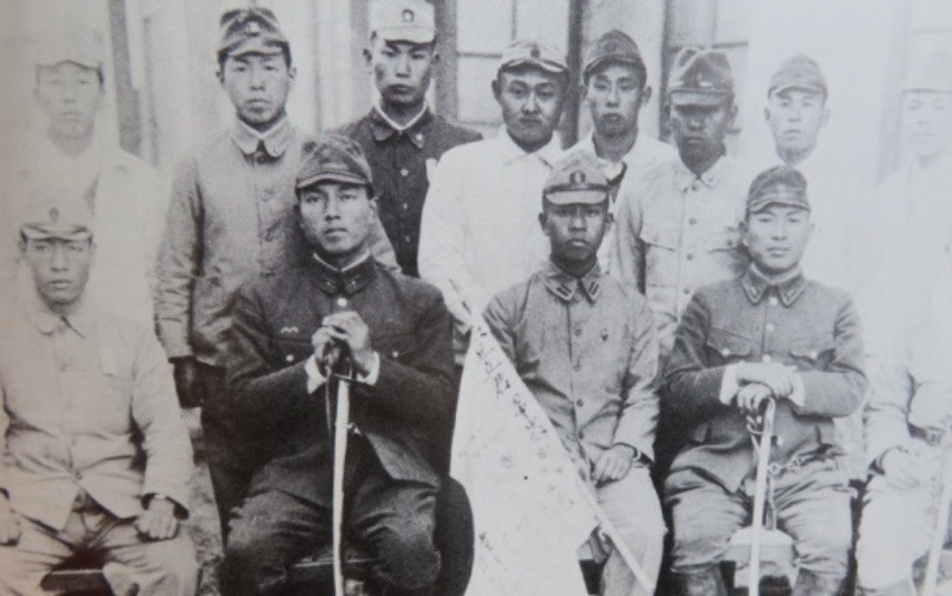 坂ノ市製造所検査掛の記念写真に写った軍人と勤労動員生徒ら（「大分県勤労動員学徒の手記」より）