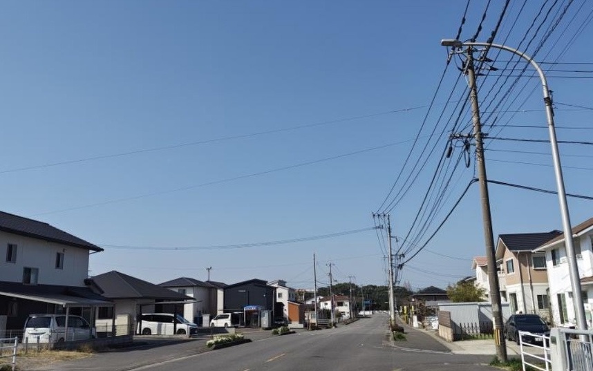 かつて坂ノ市製造所正門があった場所を望む。現在周囲は住宅地に変わった（筆者撮影）