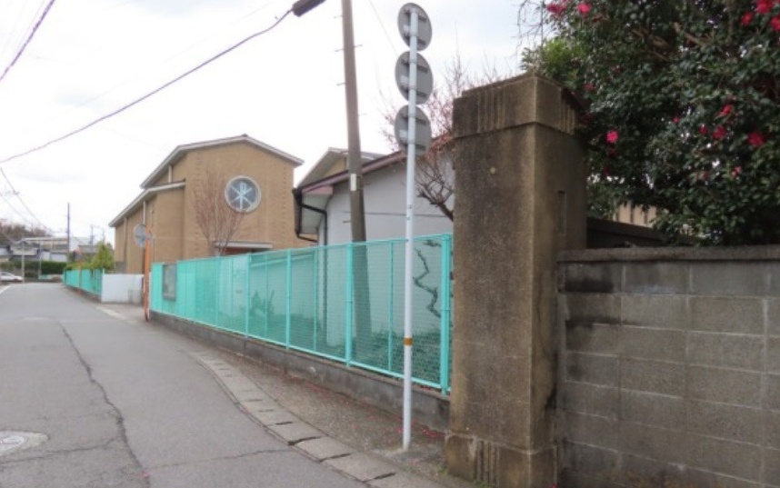 今も残る坂ノ市製造所大在事務所正門門柱（筆者撮影）