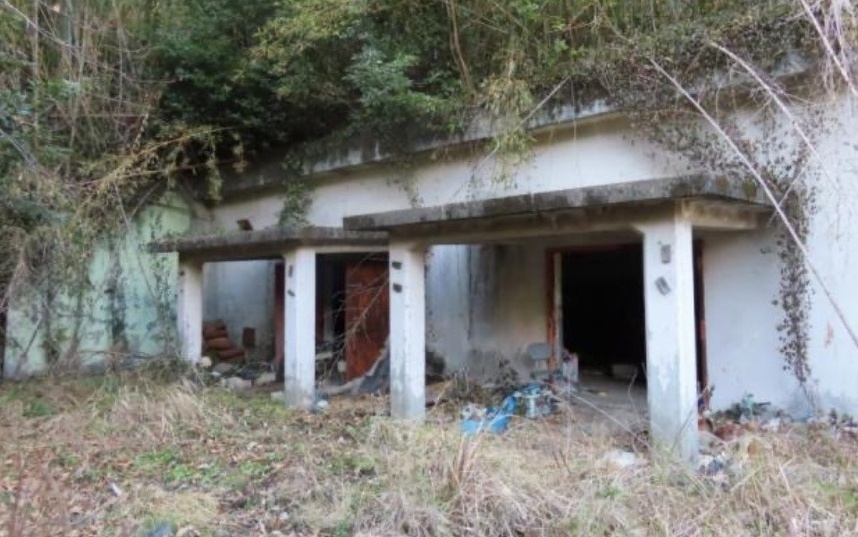 山中に隠れた形で残る爆薬庫（筆者撮影）