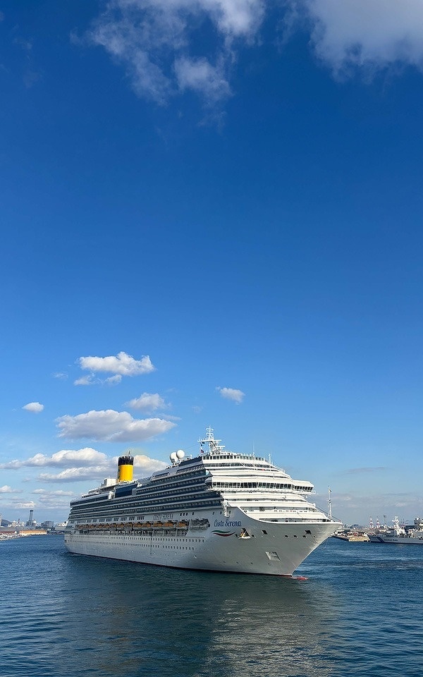 クルーズ船「コスタセレナ」。ヨーロッパのお客様は香港まで飛行機で移動し乗船後、那覇・鹿児島・東京・神戸・長崎、釜山を経由し香港に戻る。