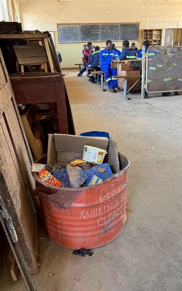 分別されていない学校教室のゴミ箱