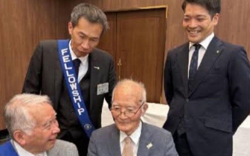 平田氏（前列右）を囲む会員たち