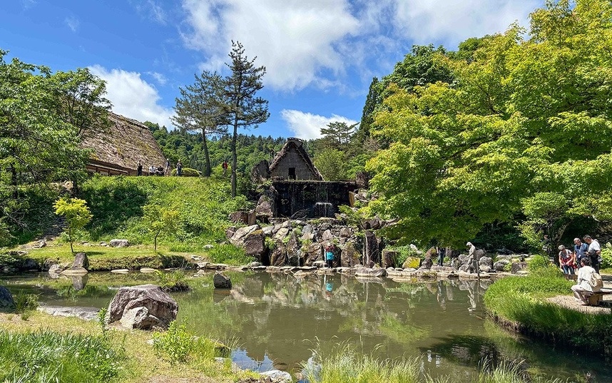 5月の白川郷は新緑がとても美しかった。朝一で入場すれば人もまばらでおすすめ