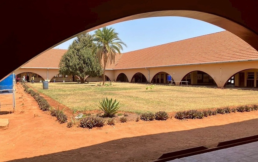 中庭を囲むように各教室が作られているカブロンガ・ボーイズスクール