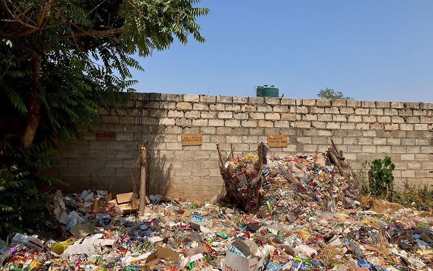 現地の学校で分別されずに捨てられているゴミの状況