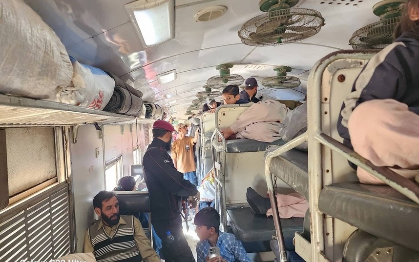 長距離列車の車内の様子