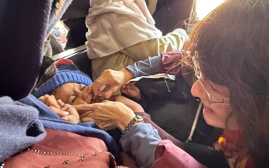 車内ワクチン投与する植山