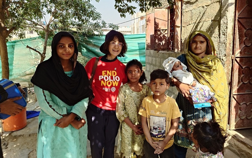 敷地内に入れてもらい、屋内の庭先でワクチン投与を行った後の記念撮影