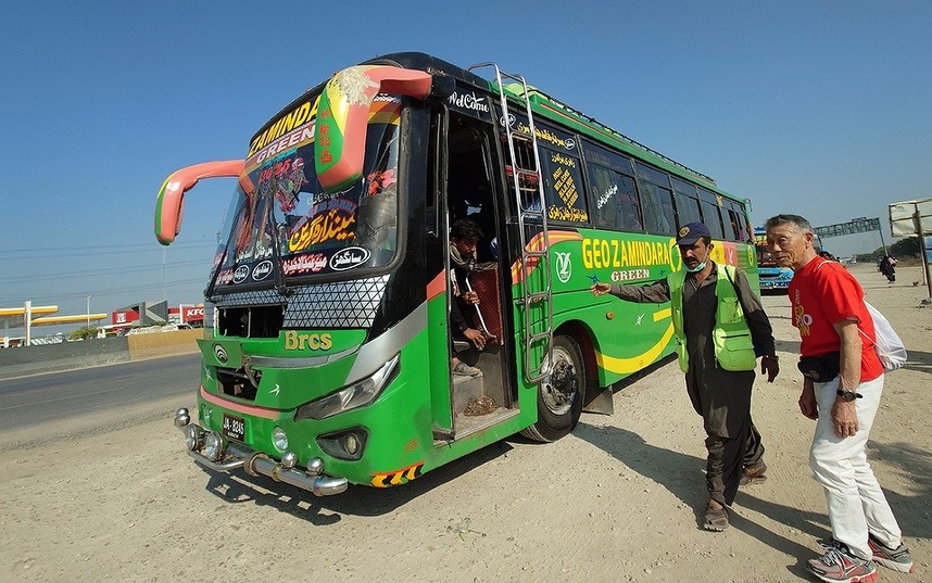 バスに乗り込むチーム
