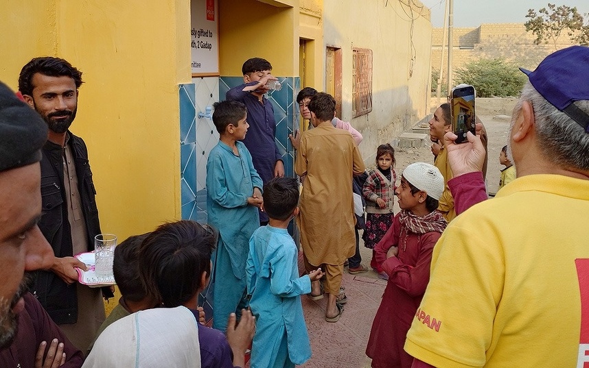きれいな水を喜ぶ現地の子どもたち