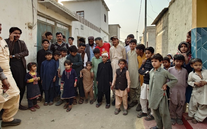 寄贈式に集まってきた子どもたち