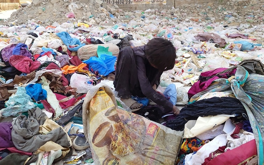 ごみの中で遊ぶ子ども