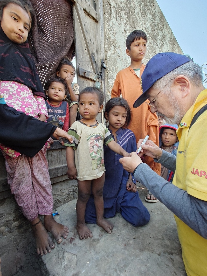 はだしでワクチン投与を受けるこども